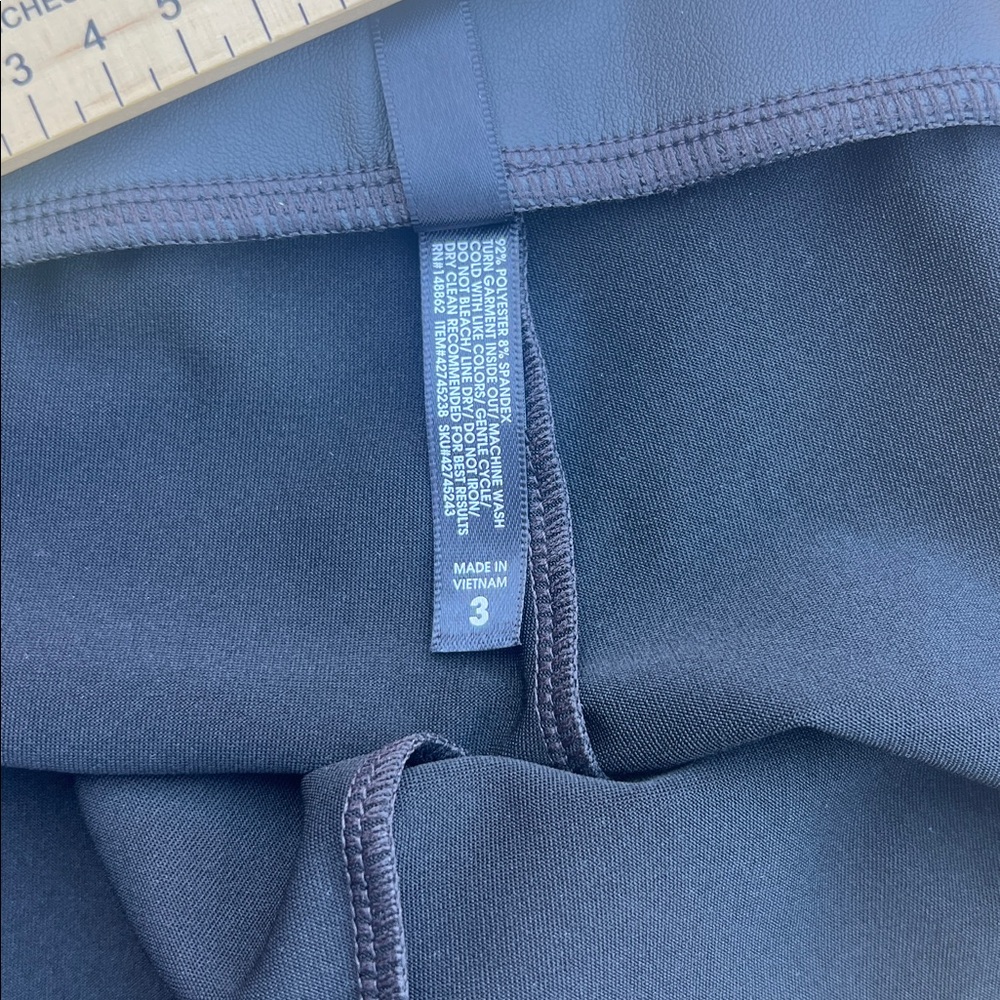 Torrid‎ | Crop Signature Waist Faux Leather Ankle Zip Legging (Size 3) - Picture 3 of 8